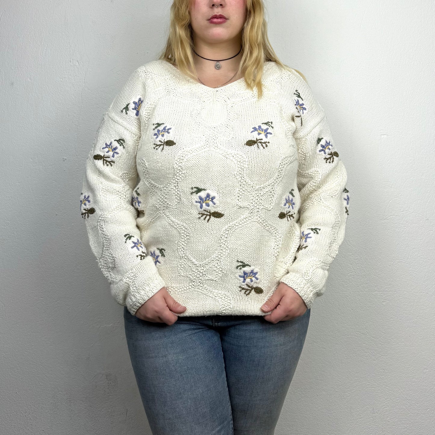 Weißer Strickpullover mit Blumenmuster von Hand Knits (One Size)